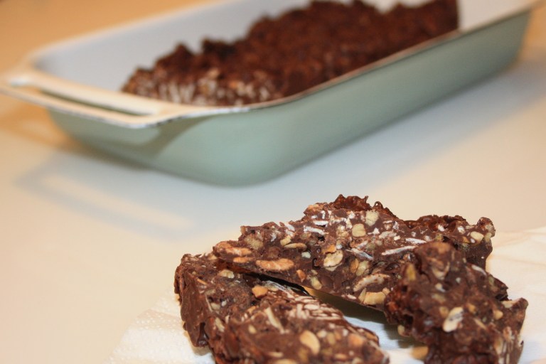 Turrón de chocolate con nueces y almendras (3)