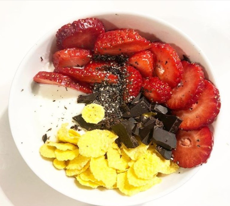 fresas cereales yogur y chocolate