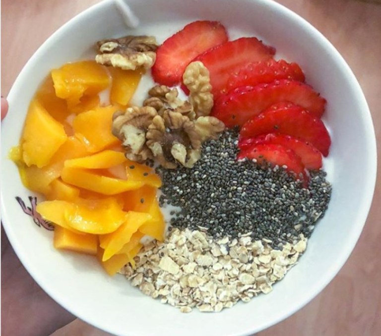 yogur mango fresas y chia