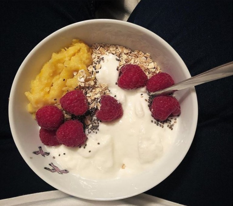 Bowl yogur frambuesas y avena.jpg